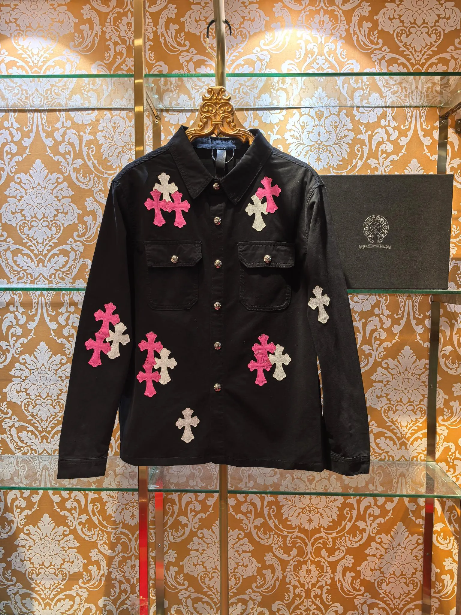 P480 Chrome Hearts advanced custom model, Chrome Hearts patchwork leather denim jacket, twill denim custom fabric, cross patchwork leather is all imitation lambskin, all dyed to completely restore no color difference, the inner leather label is first-layer calfskin, all hardware is 925 silver plated, it is the highest version, you get what you pay for, the same size for men and women, size S M L XL.